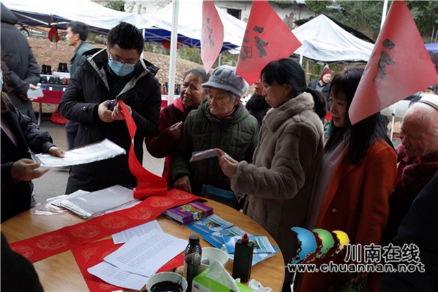 合江县石龙镇：平安宣传，法治春联进万家(图1)