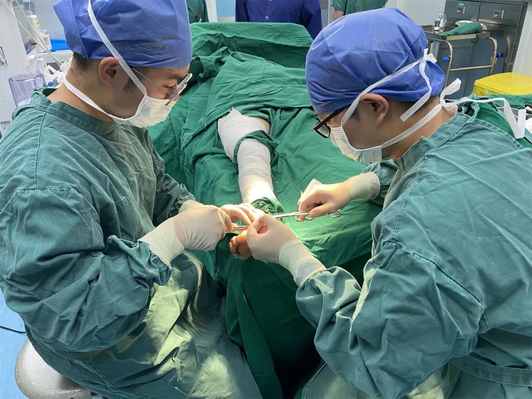 这个泸州医生赴彝乡援医，咋还带个“小尾巴”？(图2)