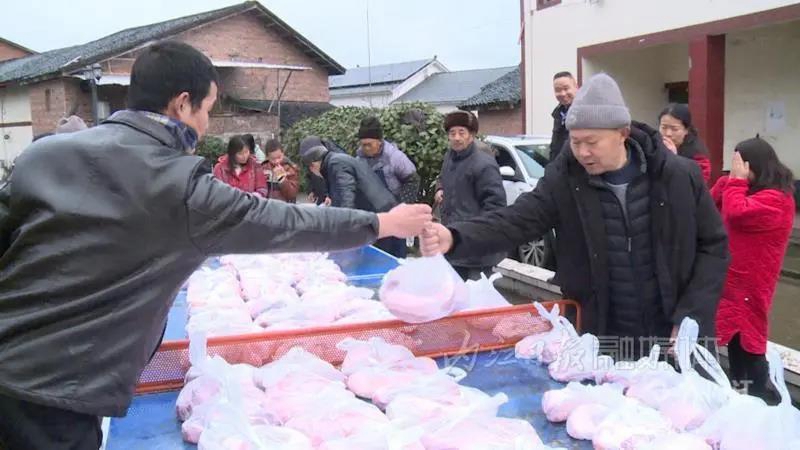 “豪横”!内江这个地方给每人发1斤半猪肉(图1) “豪横”!内江这个地方给每人发1斤半猪肉(图1)