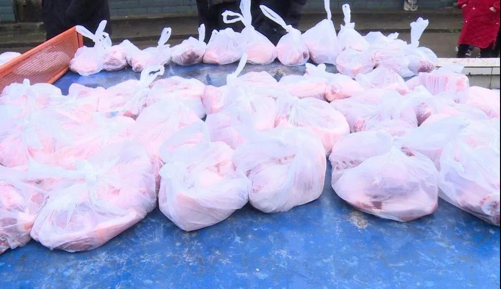 “豪横”!内江这个地方给每人发1斤半猪肉(图2) “豪横”!内江这个地方给每人发1斤半猪肉(图2)