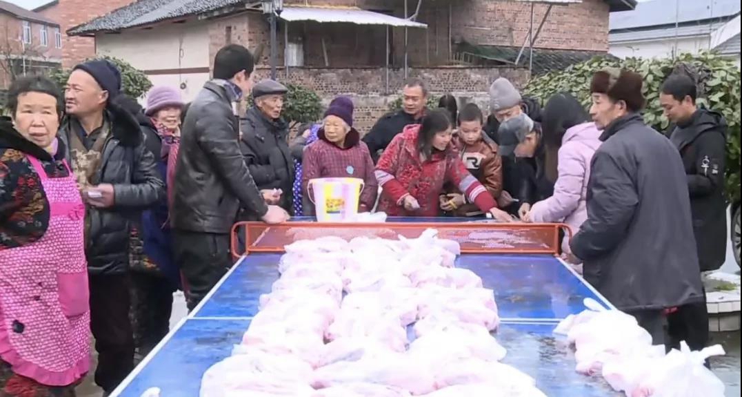 “豪横”!内江这个地方给每人发1斤半猪肉(图3) “豪横”!内江这个地方给每人发1斤半猪肉(图3)