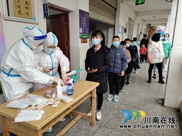 泸县海潮镇全力开展春节后返岗返工返校人员核酸检测工作(图1)