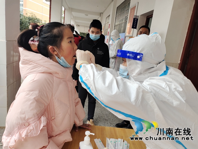 泸县海潮镇全力开展春节后返岗返工返校人员核酸检测工作(图2)