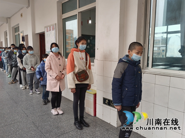 泸县海潮镇全力开展春节后返岗返工返校人员核酸检测工作(图5)