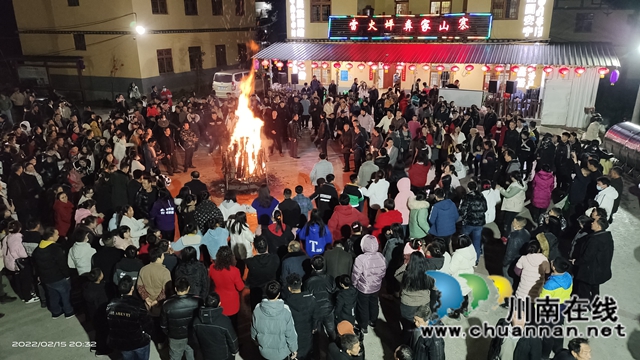 古蔺：长桌、篝火、糍粑、彝乡民俗闹元宵(图2)