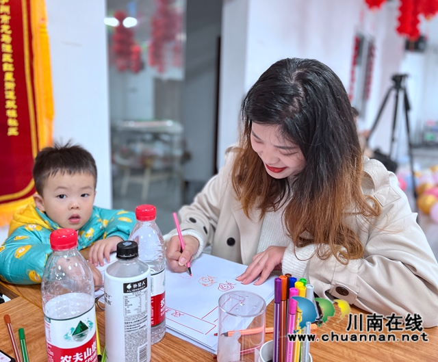 龙马潭区红星街道双桂社区开展“小手牵大手  双减并肩走”亲子活动(图1)