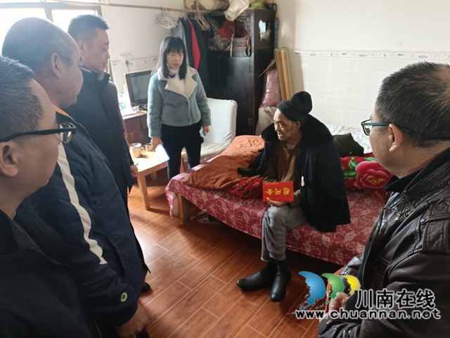 泸县建筑业协会开展“春节慰问退役军人送温暖”活动(图2) 泸县建筑业协会开展“春节慰问退役军人送温暖”活动(图2)