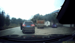 泸县:两名“路怒症”三次交手,谁输谁赢?(图3) 泸县:两名“路怒症”三次交手,谁输谁赢?(图3)