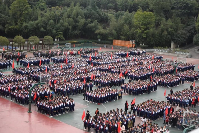 虎虎生威，一起向未来！泸州十八中学校举行2022年春期开学典礼(图2)