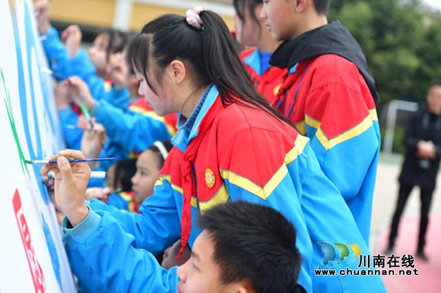 泸县地震灾区福集镇1000余名学子全部返回原校开学啦!(图9) 泸县地震灾区福集镇1000余名学子全部返回原校开学啦!(图9)