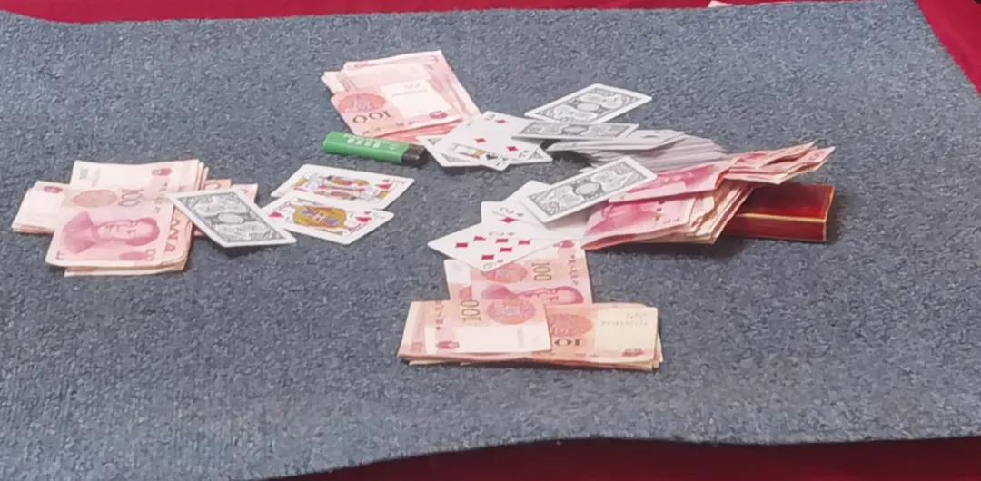 江阳公安重拳出击,严厉查处涉赌人员92名(图2) 江阳公安重拳出击,严厉查处涉赌人员92名(图2)