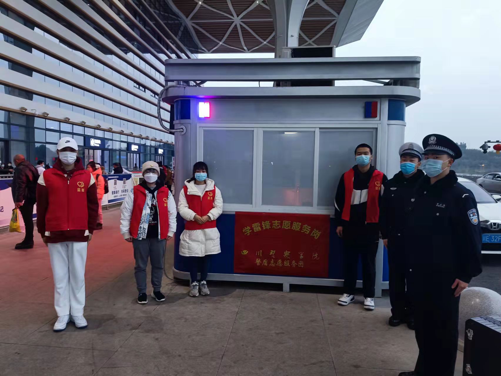 470人次志愿者坚守30天!泸州高铁春运志愿服务顺利结束(图5) 470人次志愿者坚守30天!泸州高铁春运志愿服务顺利结束(图5)