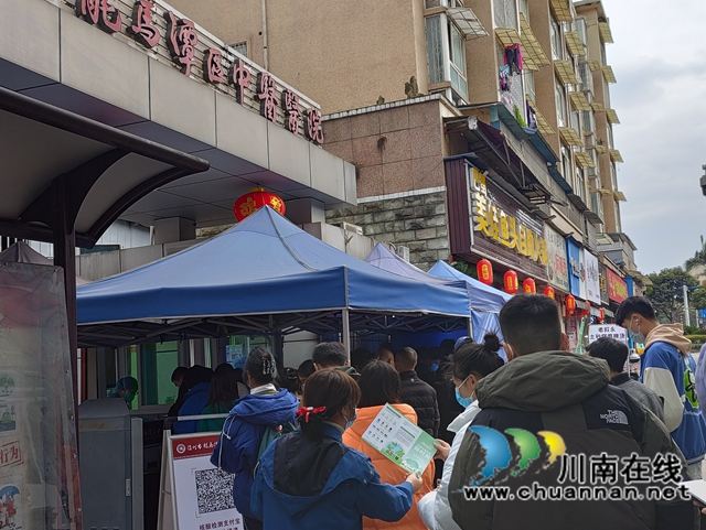 龙马潭区:到人扎堆儿的地方宣传生活垃圾分类(图3) 龙马潭区:到人扎堆儿的地方宣传生活垃圾分类(图3)