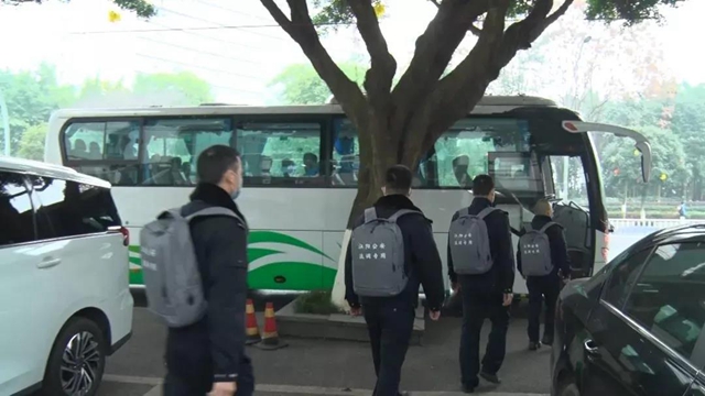 泸州警方全力寻找X!(图3) 泸州警方全力寻找X!(图3)