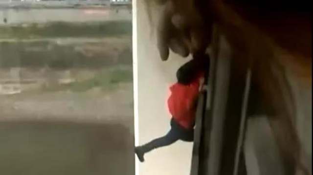 泸州：沱一桥惊险一刻，警民携手上演生死救援！(图1)