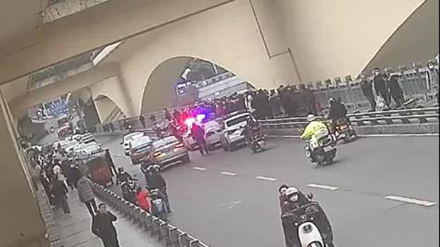 泸州：沱一桥惊险一刻，警民携手上演生死救援！(图2)