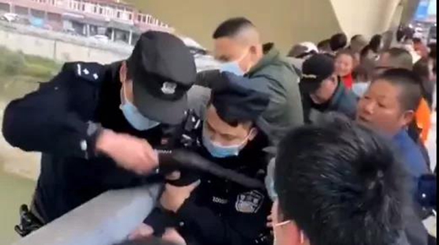 泸州：沱一桥惊险一刻，警民携手上演生死救援！