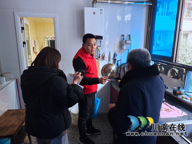 龙马潭区小市街道下大街社区:人大代表助力燃气安全排查,“敲门”拧紧燃气“安全阀”(图2) 龙马潭区小市街道下大街社区:人大代表助力燃气安全排查,“敲门”拧紧燃气“安全阀”(图2)