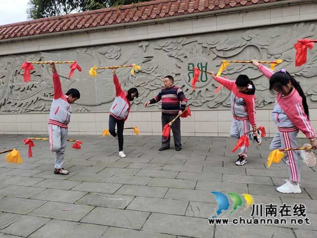 泸县百和镇：非遗“莲枪”进学校，落实“双减”润童心(图1)