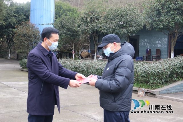 泸县潮河镇办成全县第一个企业遗留问题不动产权证书(图2)