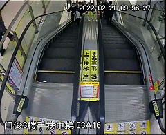 【惊险】小孩乘电梯摔倒,护士转身救人!(图2) 【惊险】小孩乘电梯摔倒,护士转身救人!(图2)