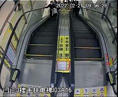 【惊险】小孩乘电梯摔倒,护士转身救人!(图3) 【惊险】小孩乘电梯摔倒,护士转身救人!(图3)