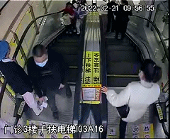 【惊险】小孩乘电梯摔倒,护士转身救人!(图4) 【惊险】小孩乘电梯摔倒,护士转身救人!(图4)