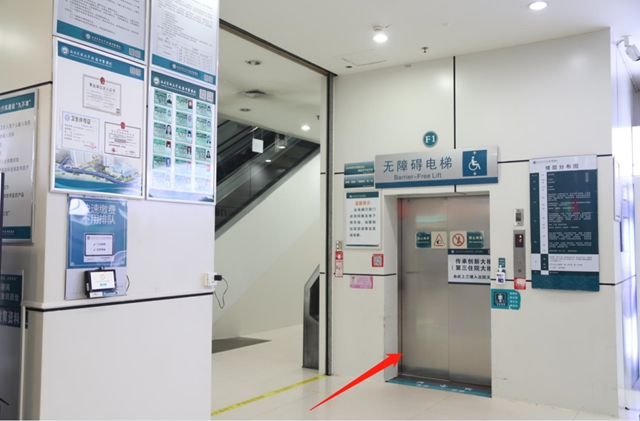 【惊险】小孩乘电梯摔倒,护士转身救人!(图6) 【惊险】小孩乘电梯摔倒,护士转身救人!(图6)