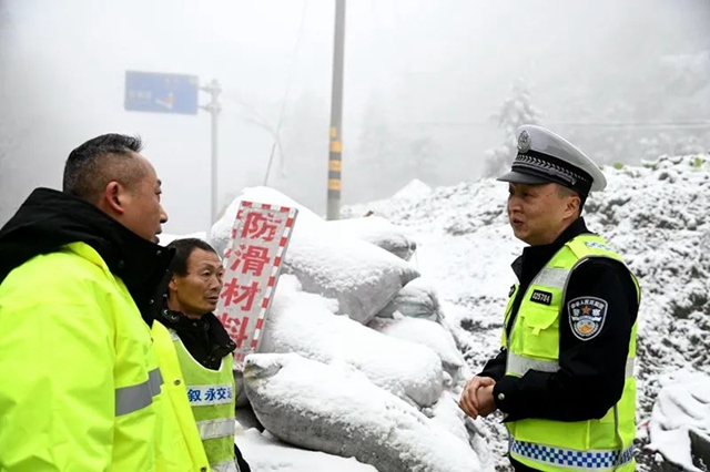 以雪为令丨叙永“护路人”24小时坚守，铲冰除雪保通畅！(图2)
