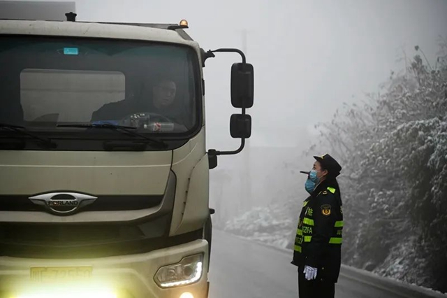 以雪为令丨叙永“护路人”24小时坚守，铲冰除雪保通畅！(图3)