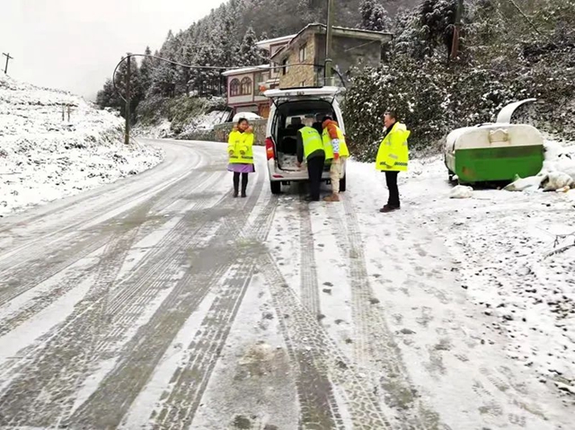 以雪为令丨叙永“护路人”24小时坚守，铲冰除雪保通畅！(图4)