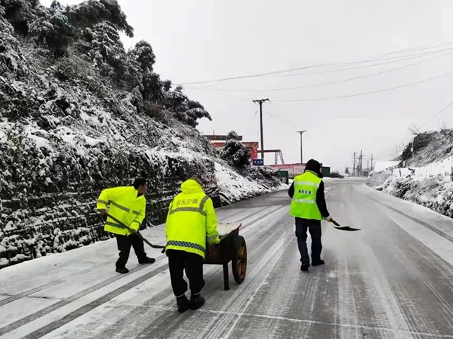 以雪为令丨叙永“护路人”24小时坚守，铲冰除雪保通畅！(图5)