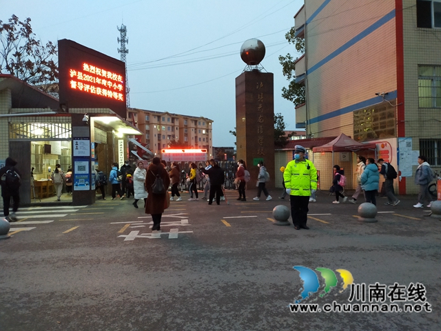 泸县云龙镇：最美“荧光绿”，守护“开学季”(图1)