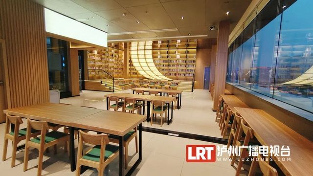 以月亮为造型,泸州城区又新增高颜值书房(图2) 00.jpg