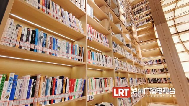 以月亮为造型,泸州城区又新增高颜值书房(图5) nEO_IMG_4.jpg