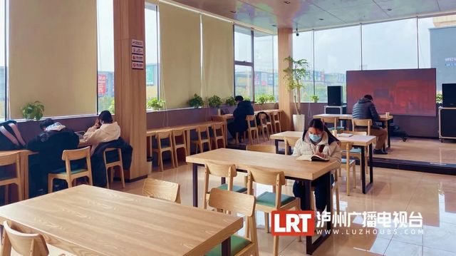 以月亮为造型,泸州城区又新增高颜值书房(图3) nEO_IMG_2.jpg