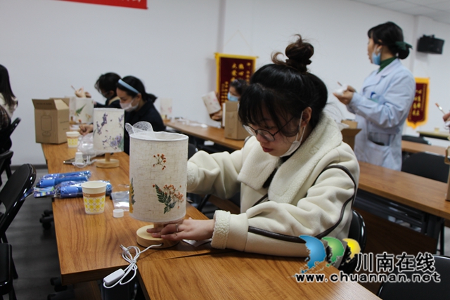 龙马潭区红星街道：巧手压花制台灯，温情盈满二月天(图2)