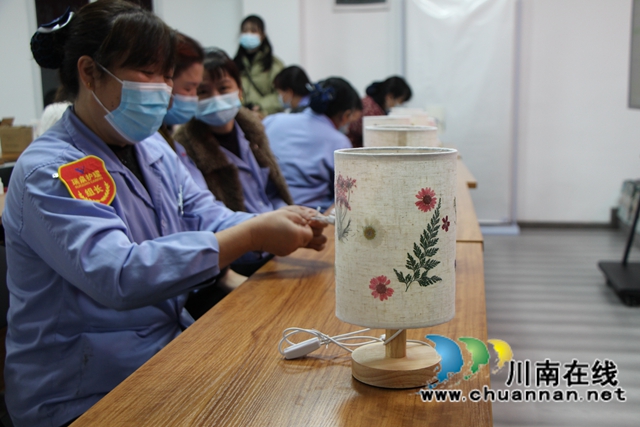 龙马潭区红星街道：巧手压花制台灯，温情盈满二月天(图3)