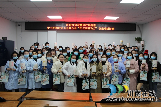 龙马潭区红星街道：巧手压花制台灯，温情盈满二月天(图6)