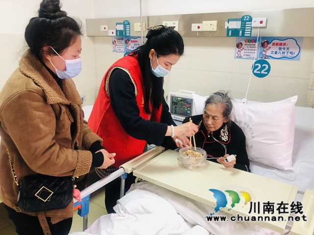 龙马潭区红星街道大驿坝社区：关爱特困老人，践行我为群众办实事(图1)