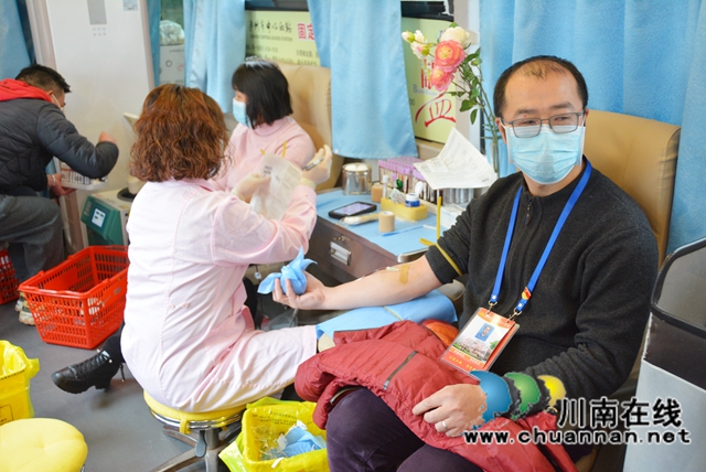 泸县一中开展“学雷锋·无偿献血”志愿服务活动(图2)