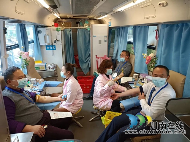 泸县一中开展“学雷锋·无偿献血”志愿服务活动(图1) 泸县一中开展“学雷锋·无偿献血”志愿服务活动(图1)