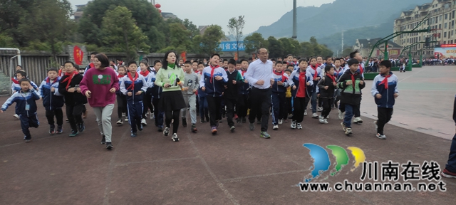 校长伴跑新学期，师生共进活力满！叙永镇中心校校长领晨跑向未来(图2)