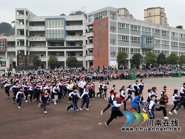 校长伴跑新学期，师生共进活力满！叙永镇中心校校长领晨跑向未来(图1)