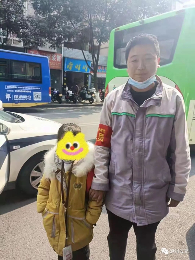 泸州公交车上“捡”到宝？金项链、金手链是谁丢失的？(图4)