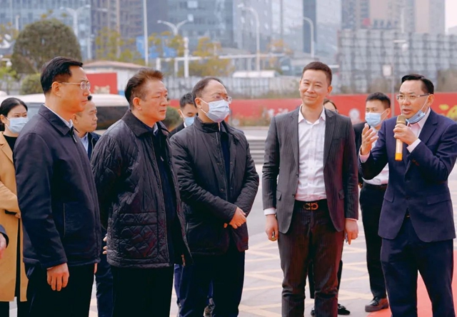 做强金融集聚效应 助力“一体”提质发展 | 泸州市委书记杨林兴调研泸州金融商业中心