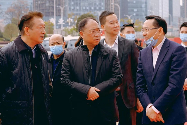 做强金融集聚效应 助力“一体”提质发展 | 泸州市委书记杨林兴调研泸州金融商业中心(图2)