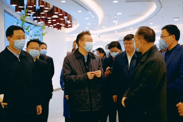 做强金融集聚效应 助力“一体”提质发展 | 泸州市委书记杨林兴调研泸州金融商业中心(图4)