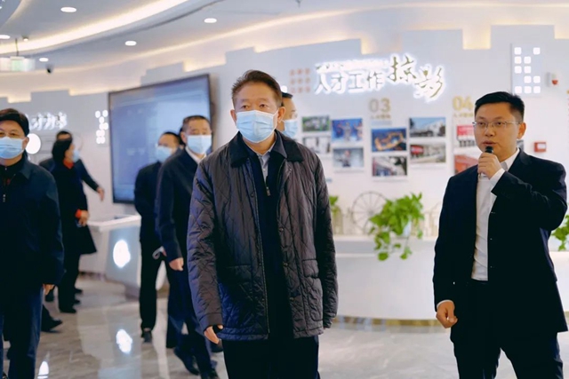 做强金融集聚效应 助力“一体”提质发展 | 泸州市委书记杨林兴调研泸州金融商业中心(图3)