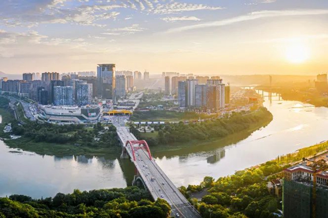 做强金融集聚效应 助力“一体”提质发展 | 泸州市委书记杨林兴调研泸州金融商业中心(图5)